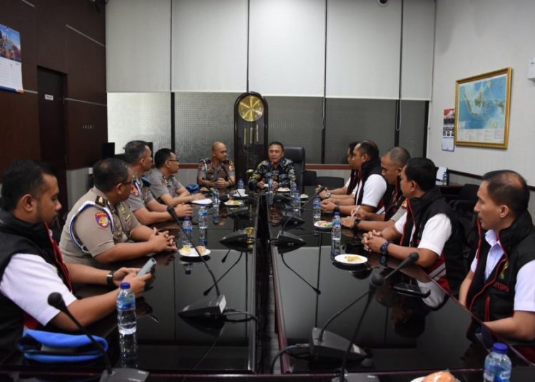 Ketua Umum PSSI Mochamad Iriawan saat menerima kunjungan Tim Satgas AntiMafia Bola yang dipimpin langsung oleh Kasatgas Brigjen Pol Hendro Pandowo, Rabu (05/02). (pssi)