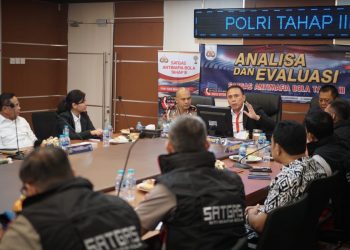 Ketua Umum PSSI Mochamad Iriawan saat mengunjungi posko sekaligus menggelar rapat koordinasi dengan Satgas Anti Mafia Bola yang dipimpin Brigjen Polisi Hendro Pandowo di Polda Metro Jaya, Selasa (25/02). (pssi)