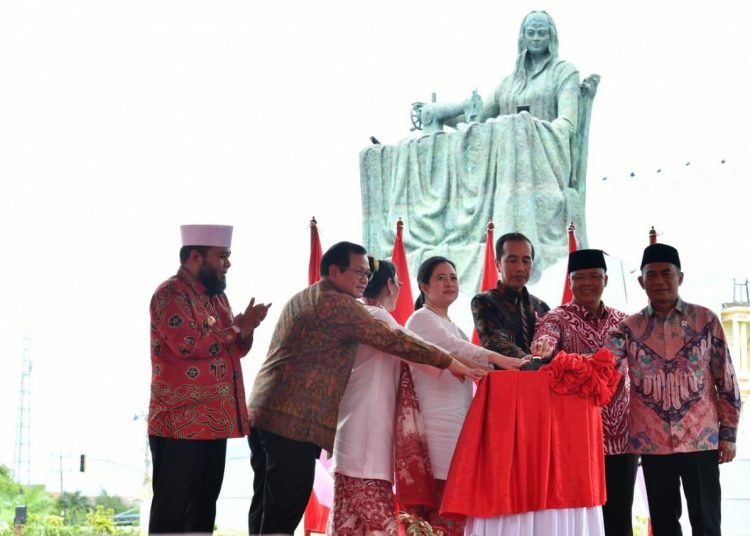 Presiden Joko Widodo didampingi Ketua DPR RI Puan Maharani, Menteri Koordinator Bidang Pembangunan Manusia dan Kebudayaan Muhadjir Effendy, Menteri Sosial Juliari Peter Batubara, Sekretaris Kabinet Pramono Anung, dan Gubernur Bengkulu Rohidin Mersyah meresmikan Monumen Fatmawati di Kota Bengkulu, Rabu (05/02). (humas kemensetneg)