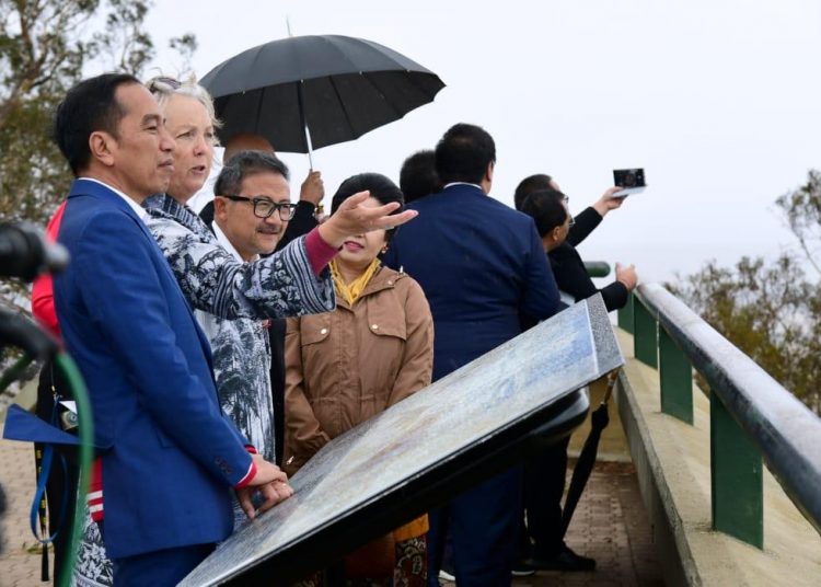 Presiden Joko Widodo mengunjungi kawasan Mount Ainslie di Canberra, Australia, Minggu (09/02). (humas kemensetneg)