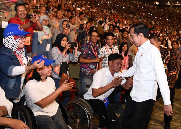 Presiden Joko Widodo menyalami masyarakat korban bencana saat tiba di Sentul International Convention Center, Kabupaten Bogor, Selasa (04/02). (humas sekretariat presiden)