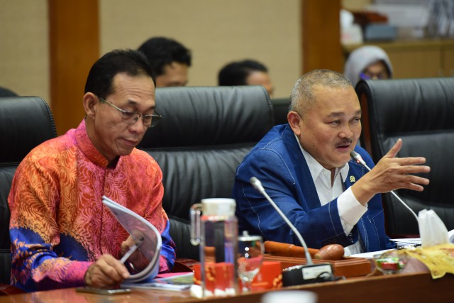 Wakil Ketua Komisi VII DPR Alex Noerdin (kanan). FOTO : Parlementaria