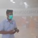 Seorang pegawai berusaha menghindari asap yang memenuhi gedung Nusantara III DPR, Senin (24/2). Foto : Antara