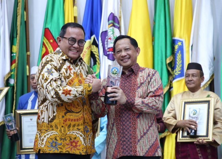Bupati Muba Dodi Reza Alex Noerdin bersama Mendagri Tito Karnavian. Foto IST
