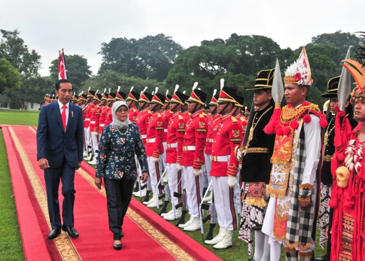 Presiden Jokowi mendampingi Presiden Singapura Halimah, saat upacara kenegaraan di Istana Bogor, Selasa (4/2). FOTO Setkab
