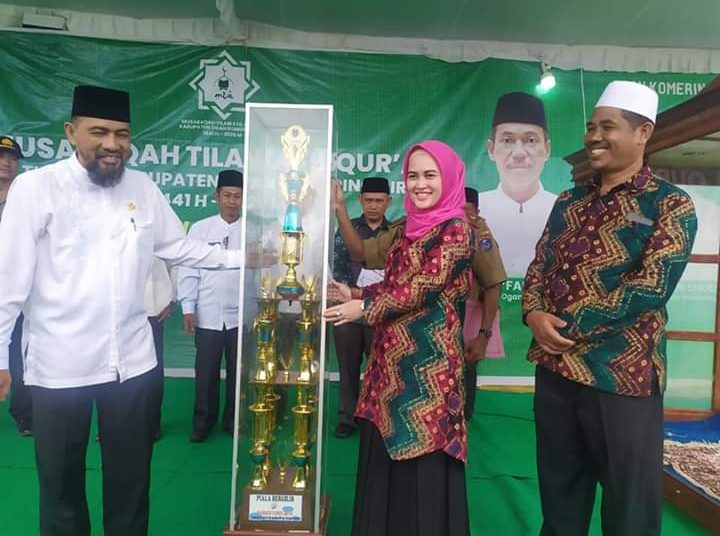 Penyerahan hadiah kepada mlpemenang juara umum MTQ Kabupaten OKI pada penutupan MTQ di Kecamatan Pampangan, Senin (24/02). (IST)