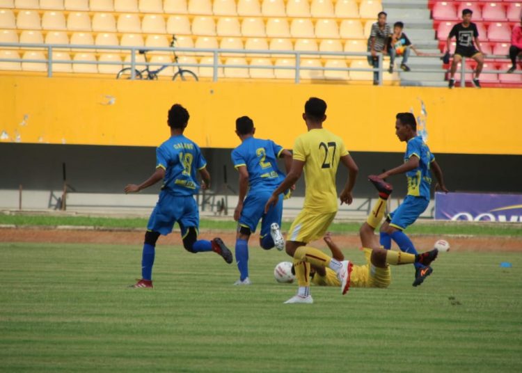 Seorang pemain Sriwijaya FC terjatuh saat mempertahankan bola dari pemain All Star Inzaghi PCL pada laga uji coba di Stadion Gelora Sriwijaya, Palembang, Sabtu (01/02). (ist)