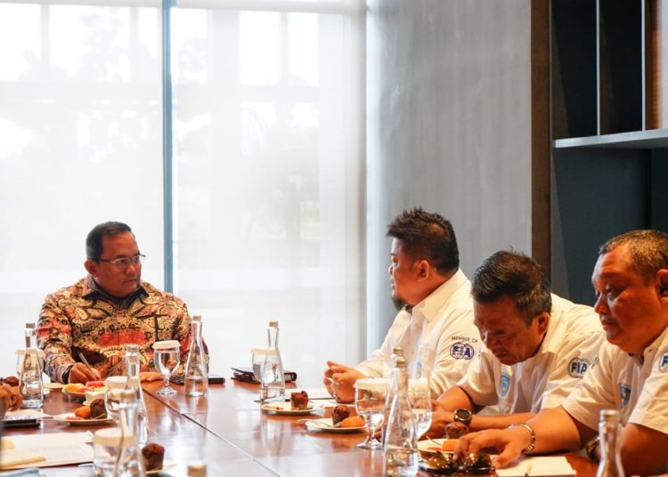 Bupati Muba Dodi Reza Alex saat menerima Ketua Umum Ikatan Motor Indonesia (IMI) Sumsel Augie Bunyamin dan jajaran Pengurus IMI Sumsel, Senin (03/02). (humas pemkab muba)
