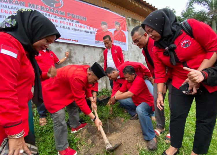 Kegiatan penanaman pohon oleh Ketua DPC PDIP OKI, Abdiyanto dan para k (IST)