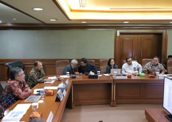 Bupati Muba Dodi Reza Alex menjelaskan pengembangan kelapa sawit menjadi bahan bakar nabati kepada Menristek Bambang Brodjonegoro di Ruang Rapat Lantai 24 Gedung BPPT II, Jakarta Pusat, Senin (03/02). (humas pemkab muba)