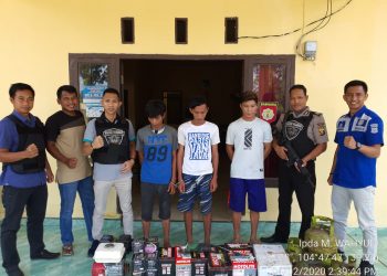 Para pelaku saat diamankan di Mapolsek Teluk Gelam. (IST)