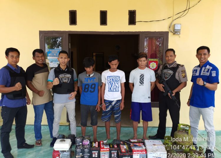 Para pelaku saat diamankan di Mapolsek Teluk Gelam. (IST)