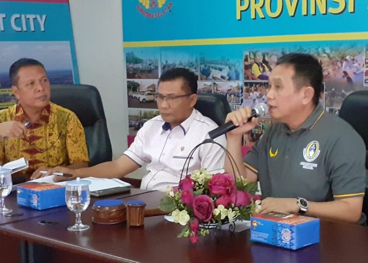 Ketua Asprov PSSI Sumsel Ucok Hidayat memaparkan kesiapan Palembang sebagai salah satu nominasi penyelenggara Piala Dunia U20 pada Rakor dengan KONI Sumsel, Rabu (05/02). (humas koni sumsel)