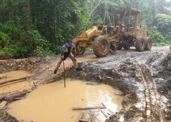 Lubang besar di salah satu titik ruas jalan Tebing Bulang - Sungai Dua, Kecamatan Sungai Keruh yang mulai dilakukan perbaikan, Rabu (05/02). (humas pemkab muba)