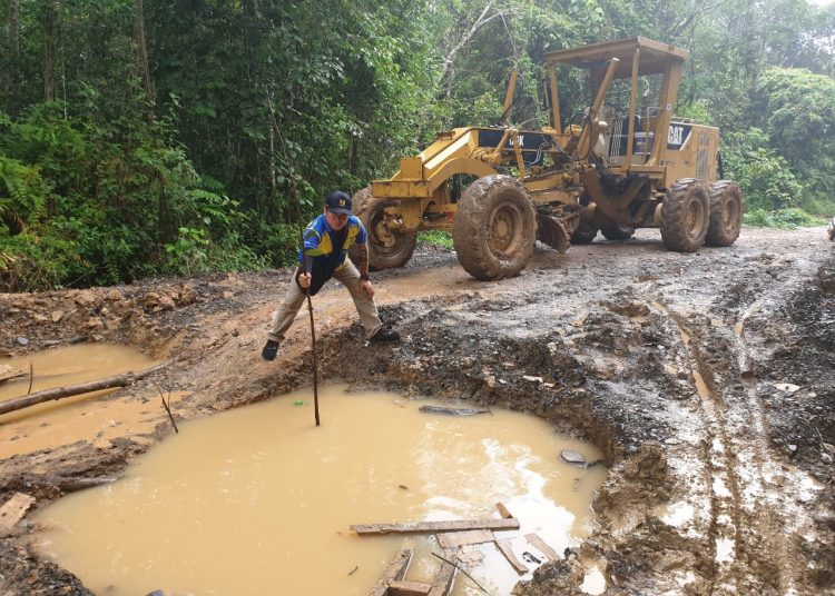Lubang besar di salah satu titik ruas jalan Tebing Bulang - Sungai Dua, Kecamatan Sungai Keruh yang mulai dilakukan perbaikan, Rabu (05/02). (humas pemkab muba)