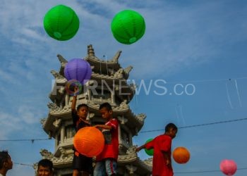 Anak-anak bermain lampion di Kampung Kapitan. (matakamera/fornews.co/mushaful imam)