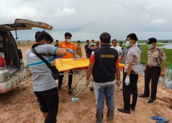 Proses evakuasi jasad pria yang ditemukan mengambang di sungai dekat Jalan Tol STA 3+200, Desa Batun Baru, Kecamatan Jejawi, Jumat (07/02). (IST)