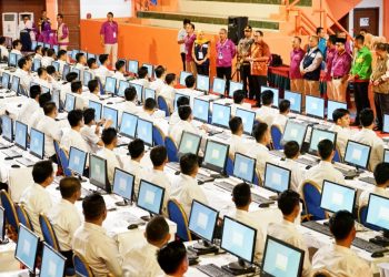 Bupati Muba Dodi Reza Alex menyampaikan sambutan saat membuka tes SKD CPNS Mandiri di GOR Ranggonang, Sekayu, Sabtu (8/2). (humas pemkab muba)