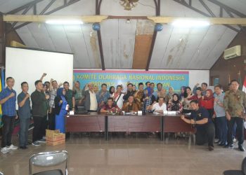 Sekum KONI Sumsel Suparman Romans, Ketua Satgas KONI Sumsel Ahmad Taher, dan pengurus bersama anggota Satgas KONI Sumsel usai rapat koordinasi di sekretariat KONI Sumsel, Sabtu (08/02). (ist)