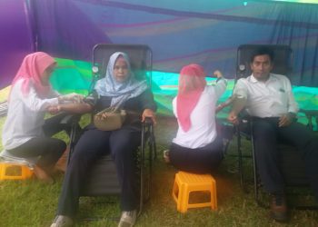 Kegiatan donor darah oleh salah satu karyawan perusahaan di OKI, Senin (10/02). (IST)