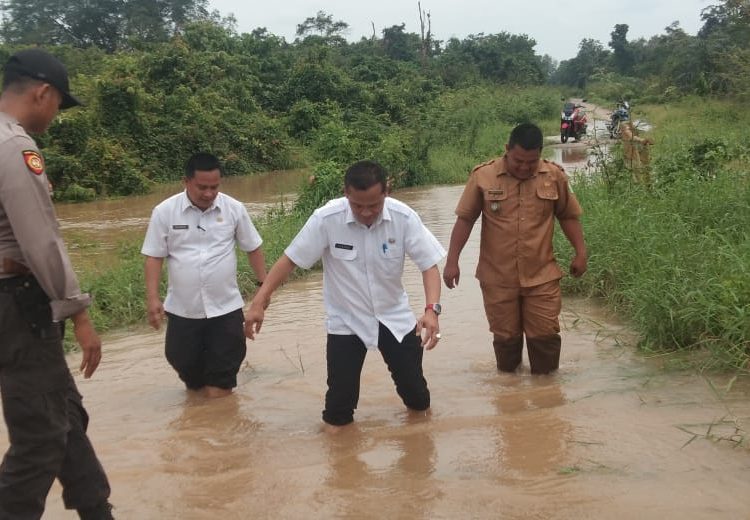 Camat Sanga Desa Suganda bersama aparat desa dan anggota Polsek Sanga Desa meninjau banjir yang merendam tiga dusun di dua desa yang ada di Kecamatan Sanga Desa, Kabupaten Musi Banyuasin, Selasa (11/02). (ist)