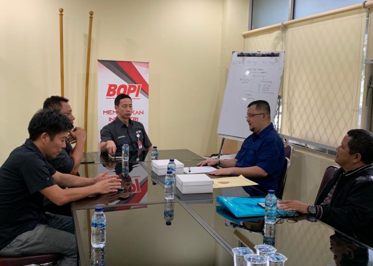 Ketua BOPI Richard Sam Bera saat menerima Manajemen Sriwijaya FC yang mengadukan PT LIB, Kamis (13/02). (ist)
