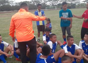 Komandan Kodim 0402/OKI saat memberikan arahan kepada Para pemain PS OKI U-15. (IST)
