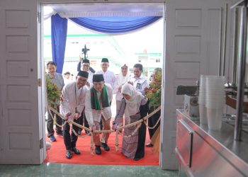 Deputi Gubernur Bank Indonesia Erwin Rijanto (tengah) didampingi pimpinan Pondok Pesantren Muqimus Sunnah, Kota Palembang, menggunting pita menandai peresmian bantuan alat produksi air minum dalam kemasan, Kamis (13/02). (ist)