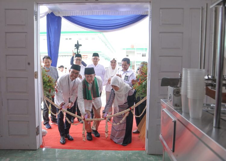 Deputi Gubernur Bank Indonesia Erwin Rijanto (tengah) didampingi pimpinan Pondok Pesantren Muqimus Sunnah, Kota Palembang, menggunting pita menandai peresmian bantuan alat produksi air minum dalam kemasan, Kamis (13/02). (ist)
