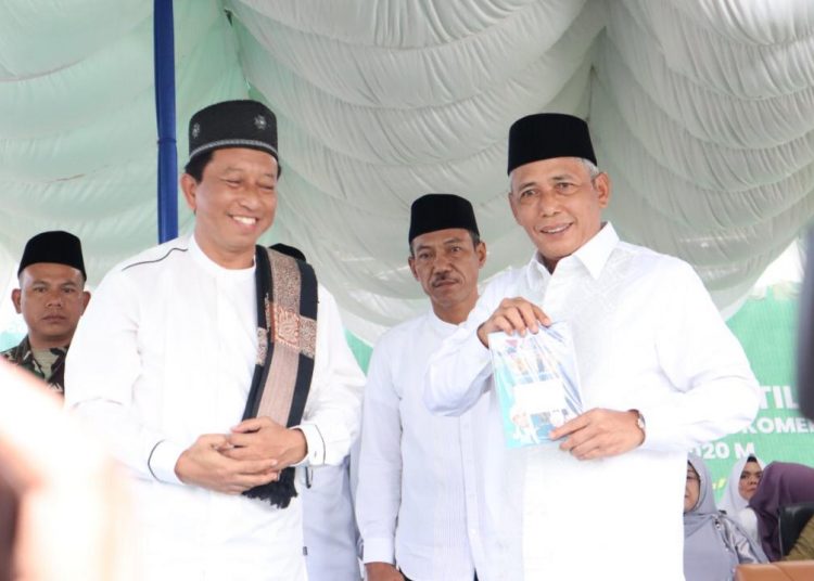 Bupati OKI, H Iskandar SE menunjukkan buku Baca Tulis Al-Quran (BTA) untuk anak, Rabu (19/02). (IST)