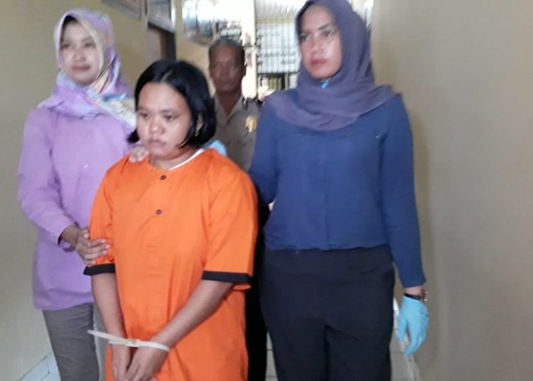 Pelaku Eti saat ditangkap oleh Polres Prabumulih. Foto: Istimewa
