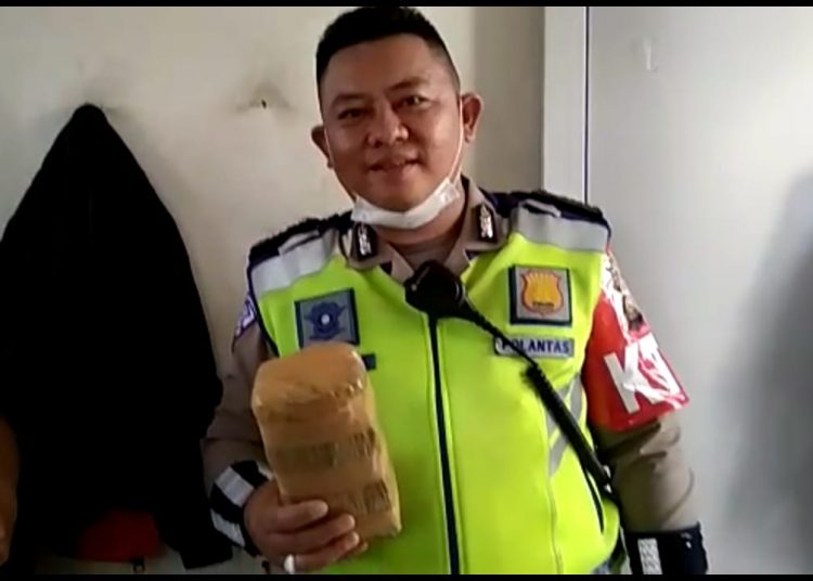 Petugas Satlantas Polrestabes Palembang saat mengamankan ganja 12 kilogram. Foto: Istimewa