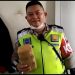 Petugas Satlantas Polrestabes Palembang saat mengamankan ganja 12 kilogram. Foto: Istimewa