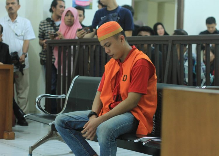 Terpidana Obby saat mendengarkan vonis yang diberikan majelis hakim. Foto: Istimewa