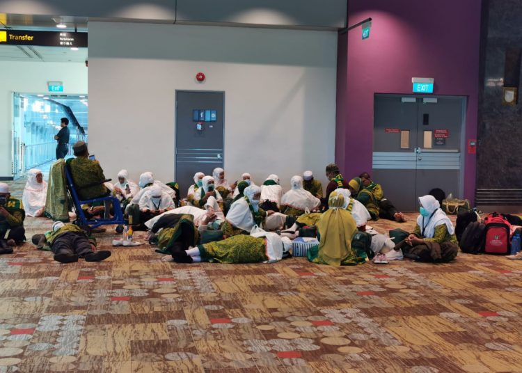 Kondisi jemaah umrah asal Palembang yang tertahan di Bandara Changi, Singapura. Foto: Istimewa