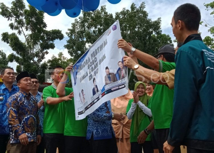 Pelepasan balon ke udara sebagai pertanda dimulainya Gelora Festival Sumsel SMAN 3 Kayuagung, Senin (17/02). (Foto : fornews.co / rif)