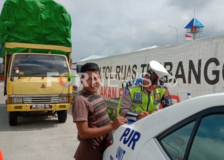 Penertiban kendaraan Odol di Gerbang Tol Celikah Kayuagung, Selasa (18/02), tampak salah satu pengendara yang terjaring razia. (Foto : fornews.co / rif)
