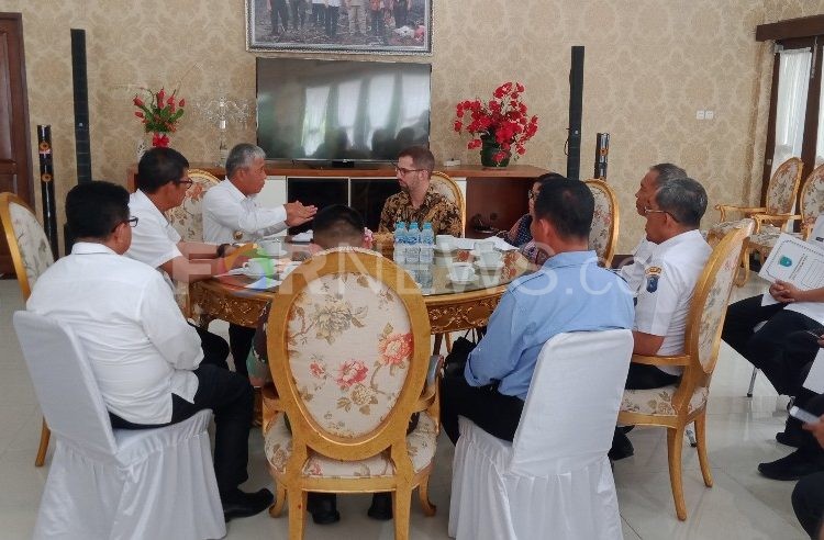Diskusi antara Bupati OKI, H Iskandar SE dan jajaran dengan Staf Bidang Iptek dan Lingkungan Hidup Kedutaan Besar Amerika, Joshua H Lestig di rumah dinas Bupati OKI, Kamis (20/02). (Foto / fornews.co / rif)