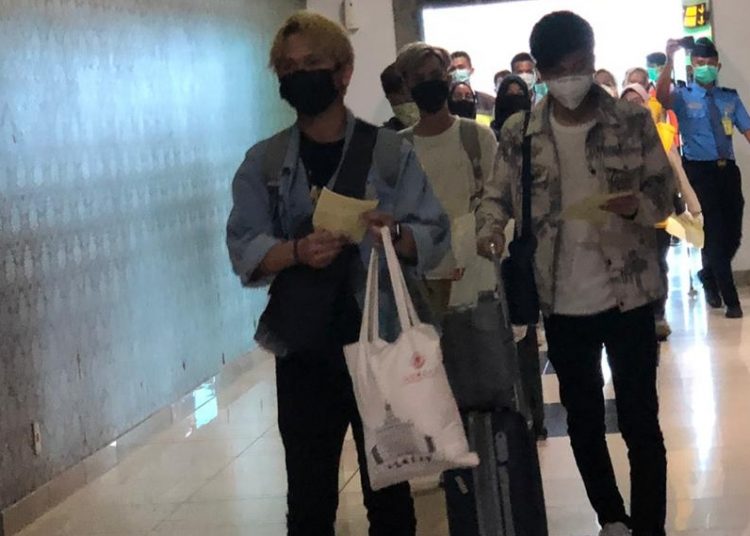 Mahasiswa dari Tiongkok saat tiba di Bandara internasional SMB II Palembang. Foto: Istimewa