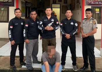 Tersangka Riko saat diamankan oleh Tim Macan Komering Polsek Sungai Menang, Sabtu (01/02). (IST)