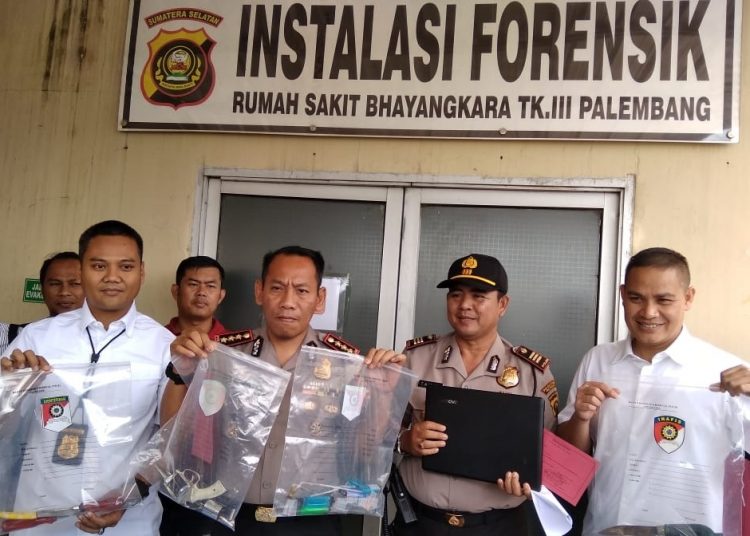 Kapolrestabes Palembang, Kombes Pol Anom Setyadji saat memberikan keterangan pers di RS Bhayangkara Palembang. Foto: Alwi Alim