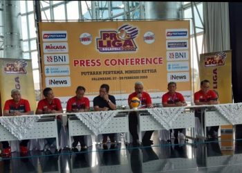 Direktur Utama Bank Sumsel Babel Achmad Syamsuddin bersama jajaran manajemen Bank Sumsel Babel memberikan keterangan pada press conference seri 3 putaran I Proliga 2020 di kantor pusat Bank Sumsel Babel, Kamis (06/02). (fornews.co/iwan setiawan)