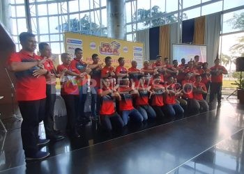 Jajaran manajemen Bank Sumsel Babel berfoto dengan tim Palembang Bank Sumsel Babel di kantor pusat Bank Sumsel Babel, Jakabaring, Palembang, Kamis (06/02). (fornews.co/iwan setiawan)