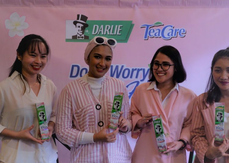 (kiri ke kanan) Brand Manager Darlie Indonesia, Jenny Chua; Raras Ocvi; Dita Bocil; Fitri Tasfiah; setelah sharing session di acara media gathering Afternoon Tea with Darlie #dontworryteahappy, Jumat (07/02). (ist)