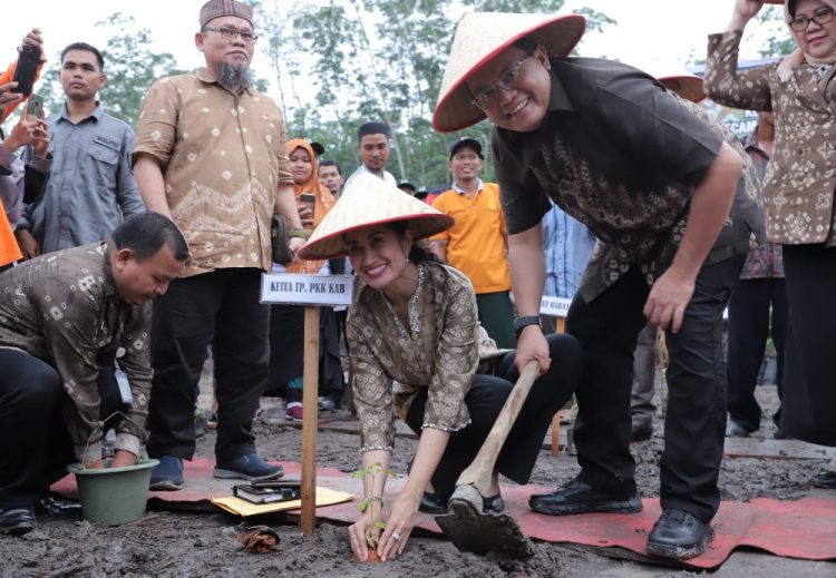 Ketua TP PKK Muba Erini Mutia Yufada bersama Bupati Muba Dodi Reza Alex melakukan penanaman gambir di Lahan Penanaman Perdana Gambir Desa Persiapan Toman Baru, Jumat (07/02). (humas pemkab muba)