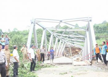 Kondisi Jembatan Mulak Ulu yang terputus dihantam banjir bandang akhir tahun 2019. (humas provinsi sumsel)