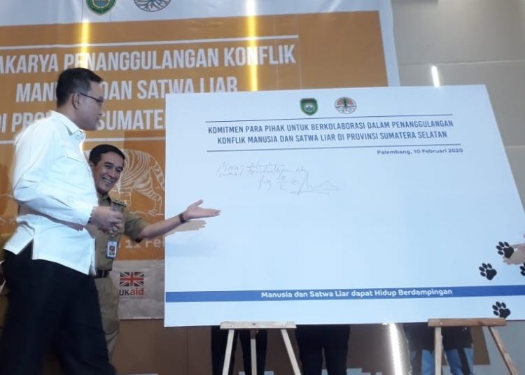 Penandatanganan komitmen penangulangan konflik manusia dengan satwa liar. Foto: Istimewa