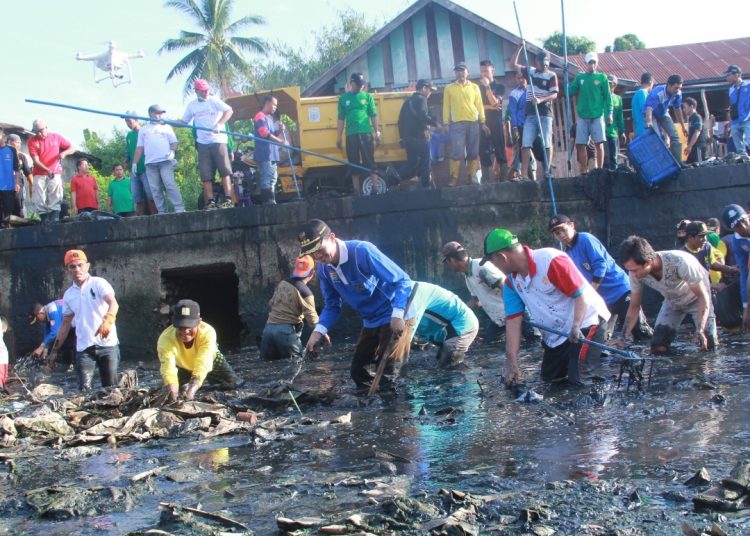 Wali Kota Palembang, Harnojoyo saat melakukan gotong royong membersihkan sampah. Foto: Istimewa