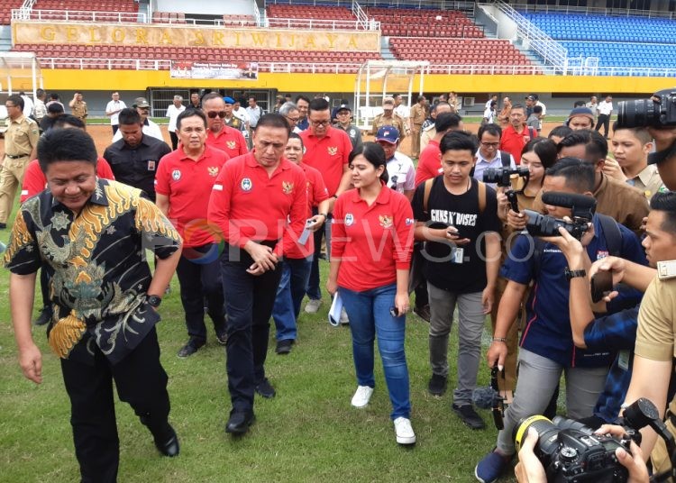 Ketua Umum PSSI Mochamad Iriawan, Sekjen PSSI Ratu Tisha didampingi Gubernur Sumsel Herman Deru saat meninjau Stadion Gelora Sriwijaya, Palembang, Selasa (11/02). (fornews.co/iwan setiawan)