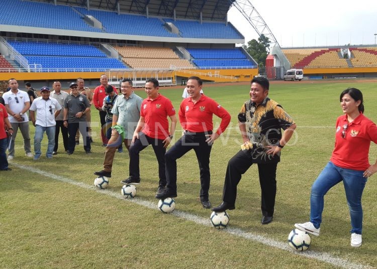 (kanan ke kiri) Sekjen PSSI Ratu Tisha, Gubernur Sumsel Herman Deru, Ketua Umum PSSI Mochamad Iriawan, Ketua Asprov PSSI Sumsel Ucok Hidayat, Ketua Umum KONI Sumsel Hendri Zainuddin bersiap menendang bola disela-sela inspeksi Stadion Gelora Sriwijaya, Palembang, Selasa (11/02). (fornews.co/iwan setiawan)